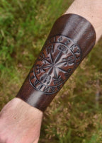 Protège-bras Viking en cuir Vegvísir marron – Manchette nordique de bras embossée