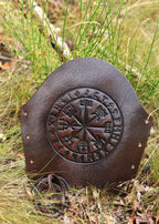 Protège-bras Viking en cuir Vegvísir marron – Manchette nordique de bras embossée